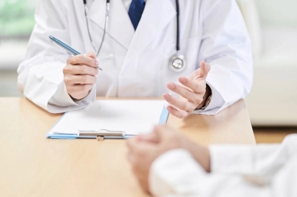 Появилась сыпь на но­гах, зудит и чешется. Мази не помогают. Как справиться с этим?