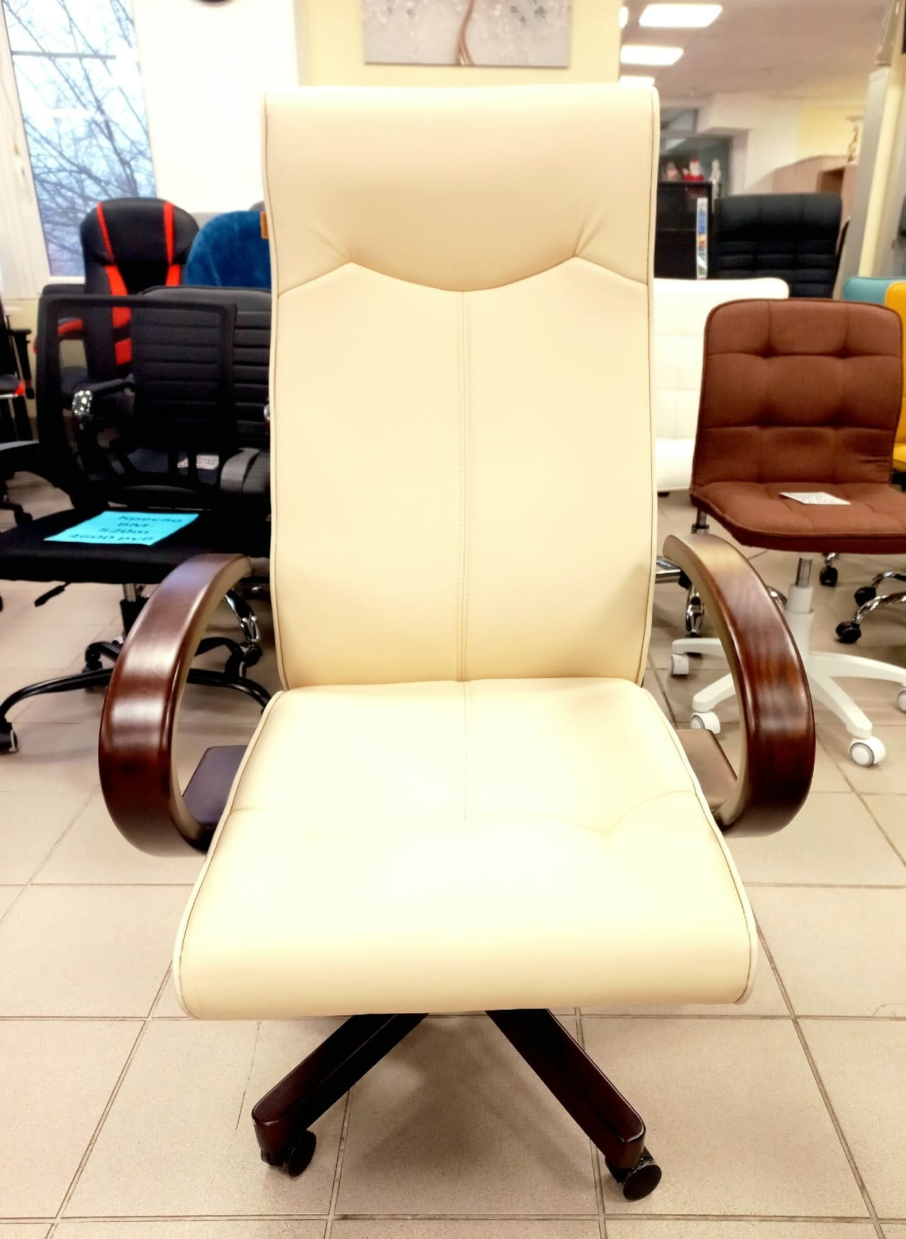 Кресло руководителя должно быть не только удобным и долговечным, но и статусным.