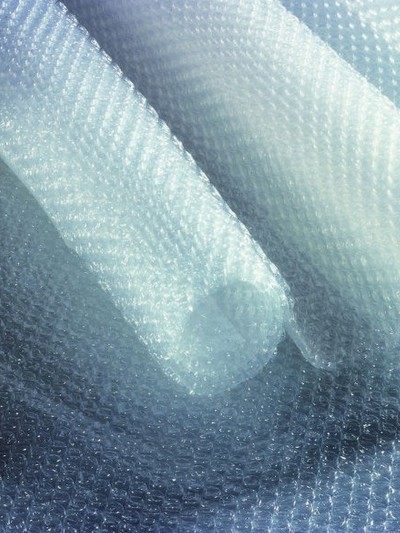 Воздушно-пузырчатая пленка: упаковка для дома и производства.